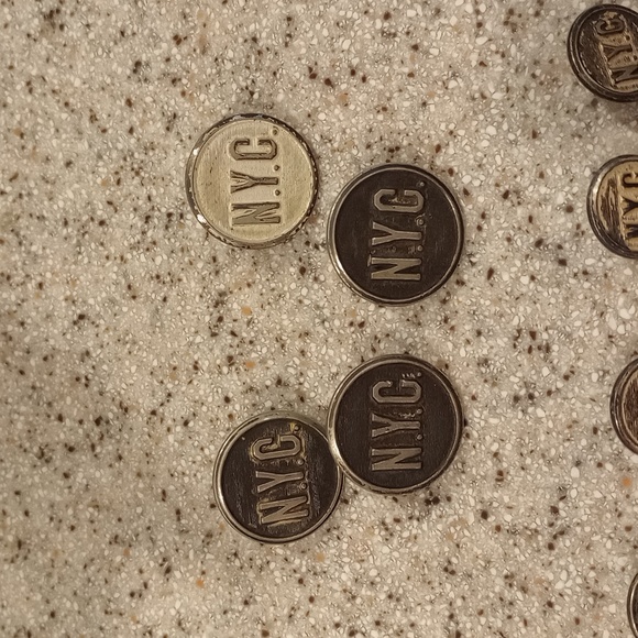 Rare find, NYC buttons and badges - Picture 2 of 5